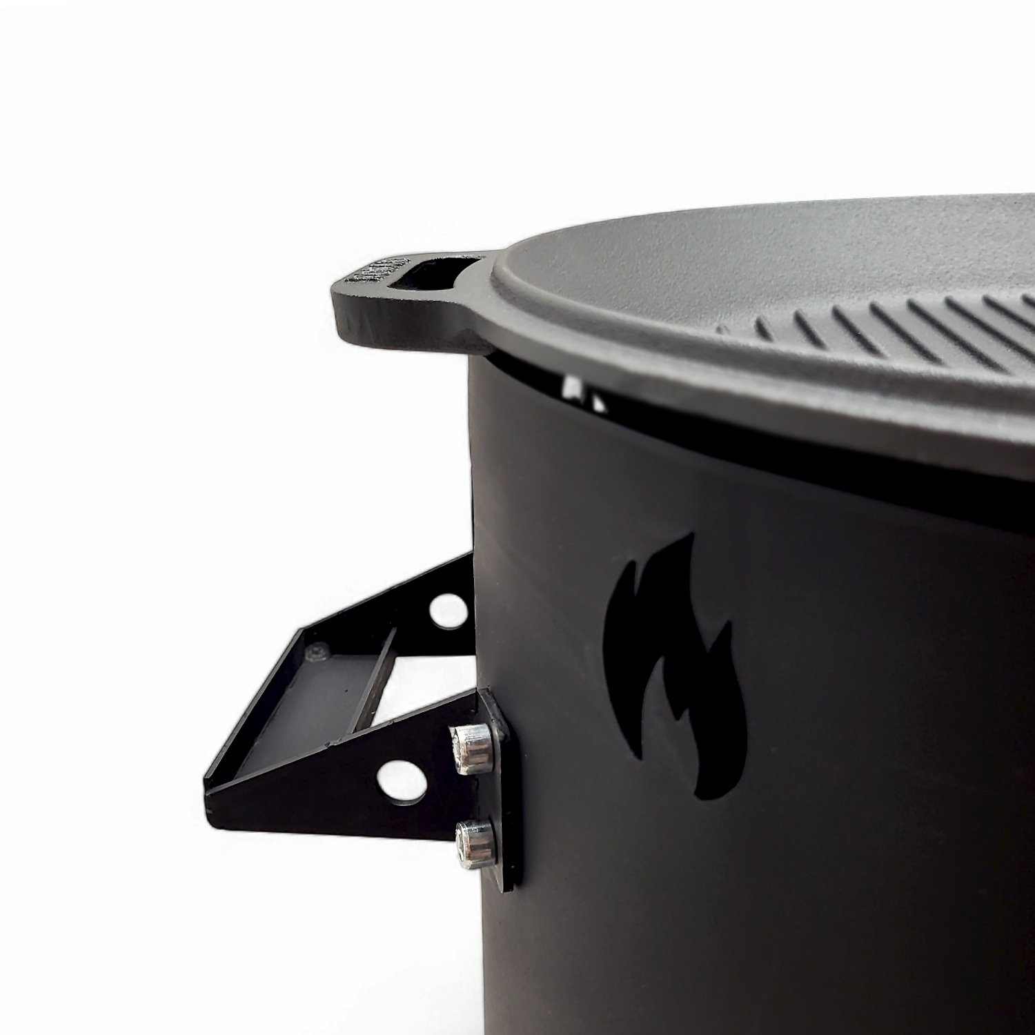 Schwarzer Grill mit Flammenmotiv und Griffen, auf weißem Hintergrund.