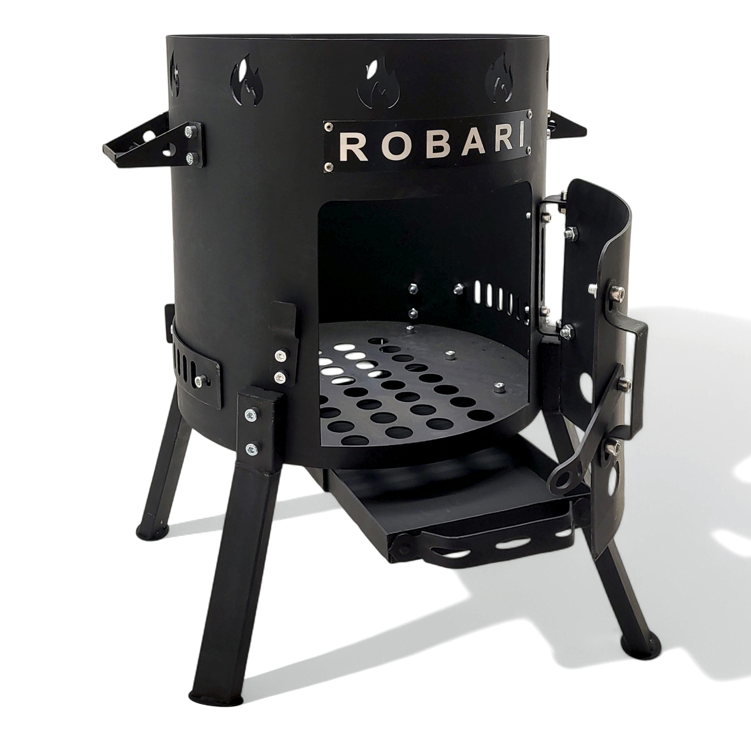 Schwarzer Metall-Holzkohlegrill mit offener Tür, Lüftungsschlitzen und drei Beinen.