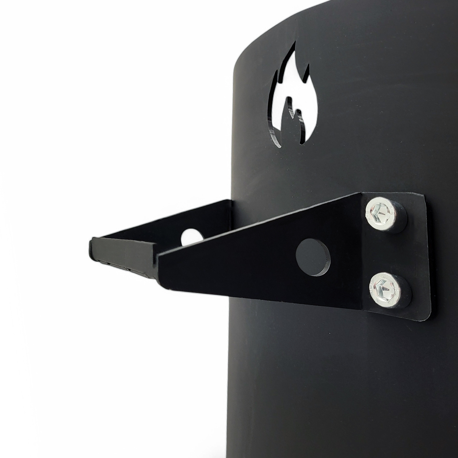 Eine schwarze Metallhalterung mit Schrauben ist an einem schwarzen zylindrischen Objekt mit Flammenausschnitt befestigt.