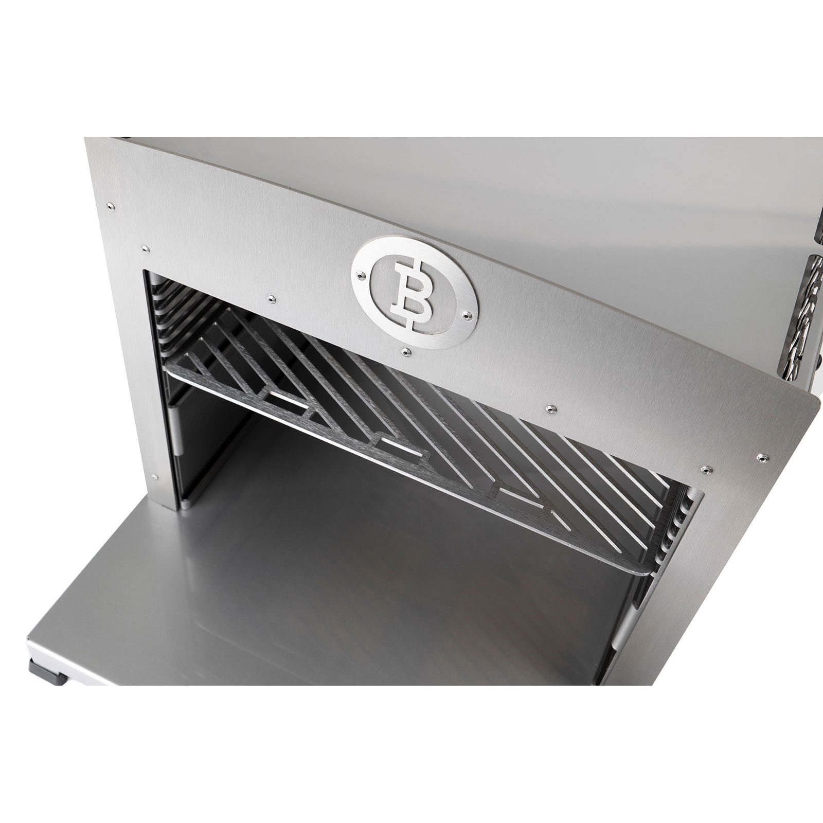 Ein silberner Grill mit offenem Fach und einem stilisierten 'B'-Logo.