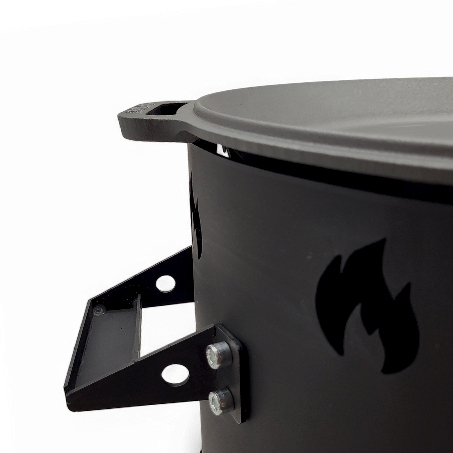 Schwarzer Metall-Feuertopf mit Flammenausschnitten und angebrachten Griffen auf weißem Hintergrund.