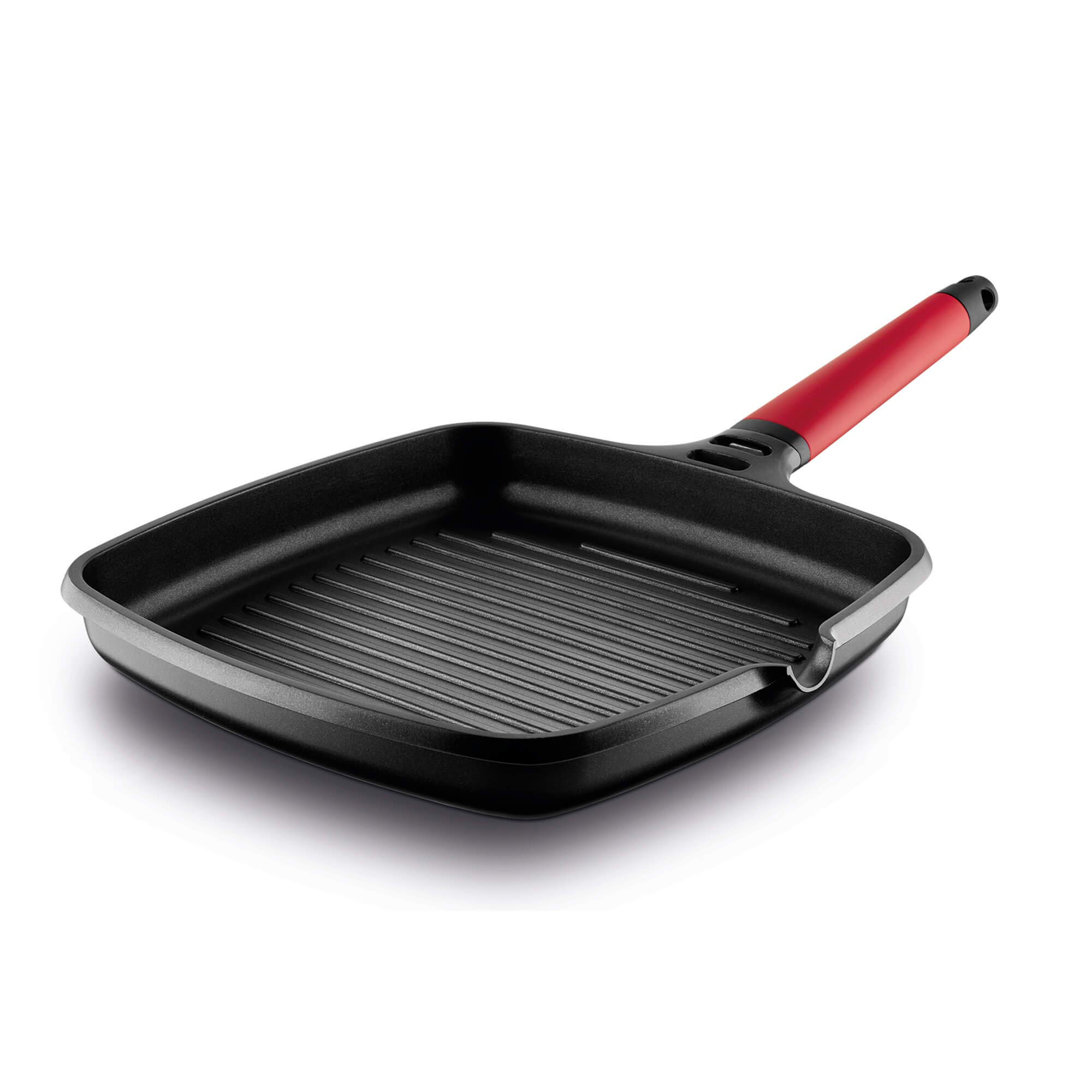 Una padella grill nera con superficie scanalata e manico rosso.