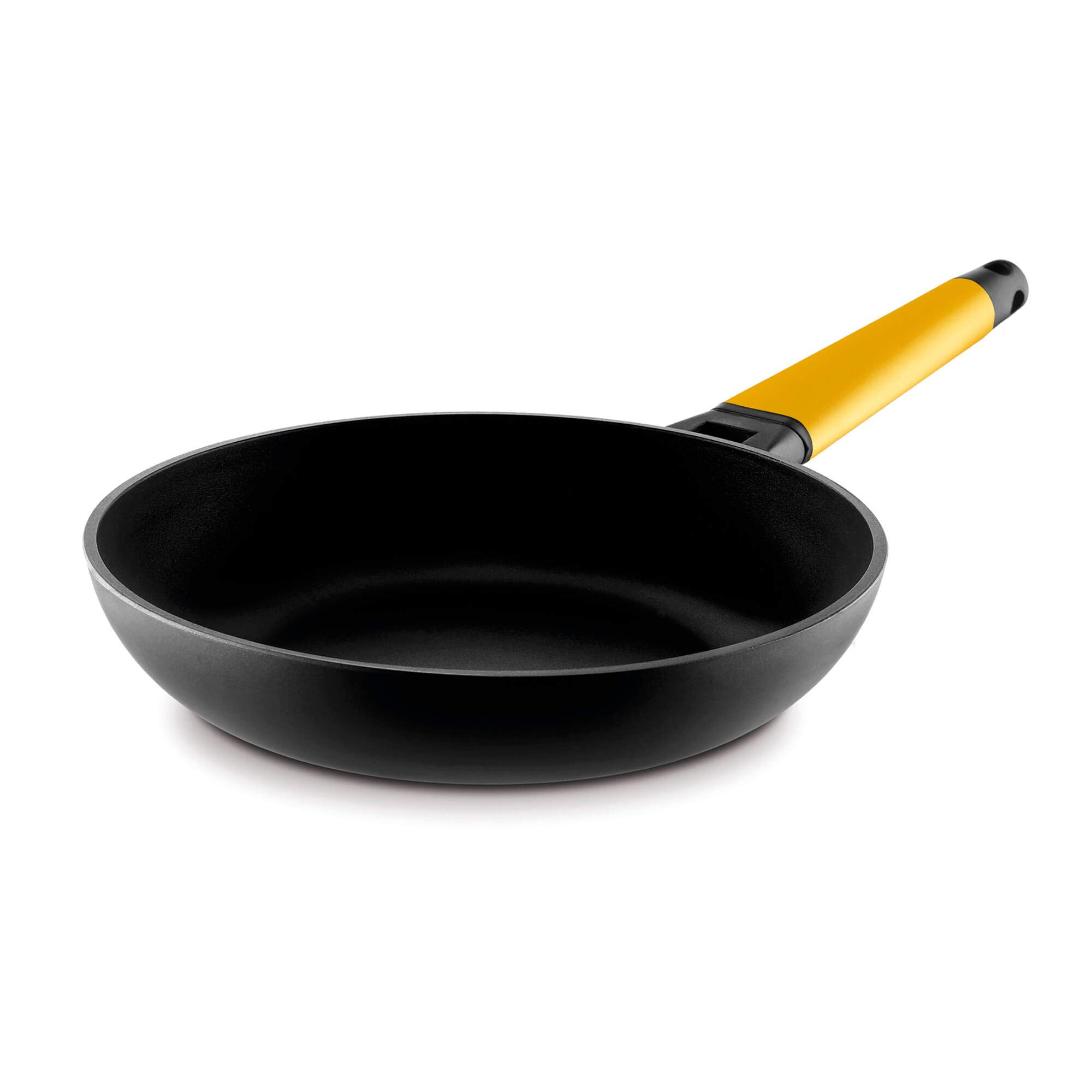 Padella nera con manico giallo su sfondo bianco.