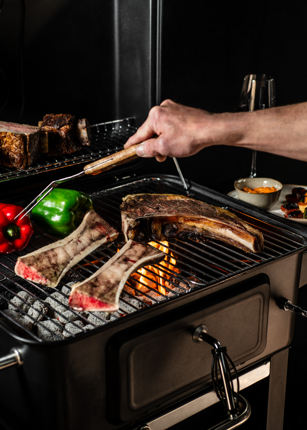 Carne y verduras se asan en una barbacoa con llamas.