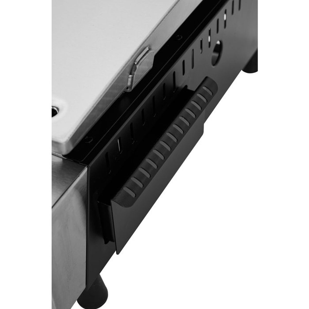 Close-up van een grill met een zwarte handgreep en ventilatieopeningen.