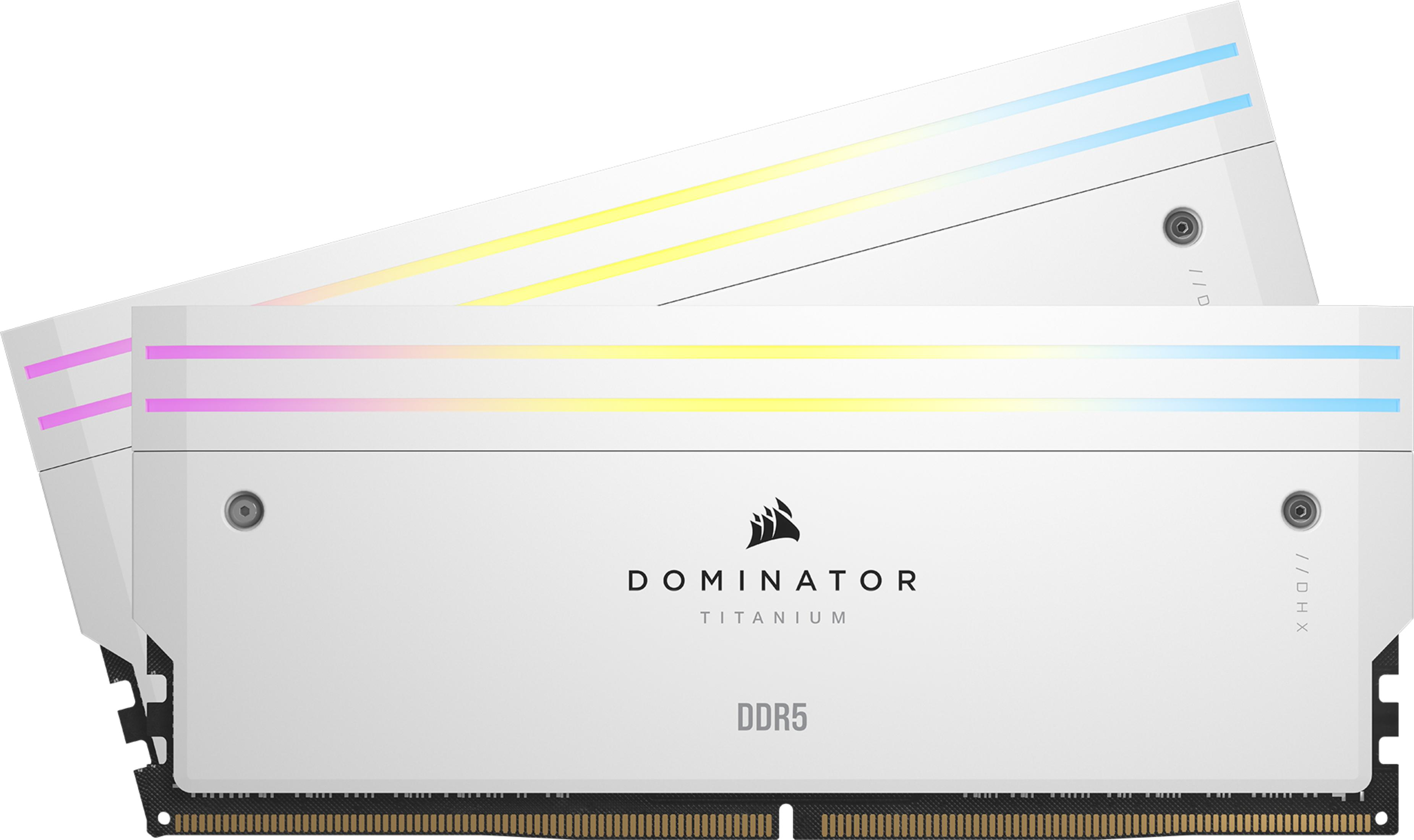 Dwa białe moduły RAM DDR5 z podświetleniem RGB i marką Dominator Titanium.
