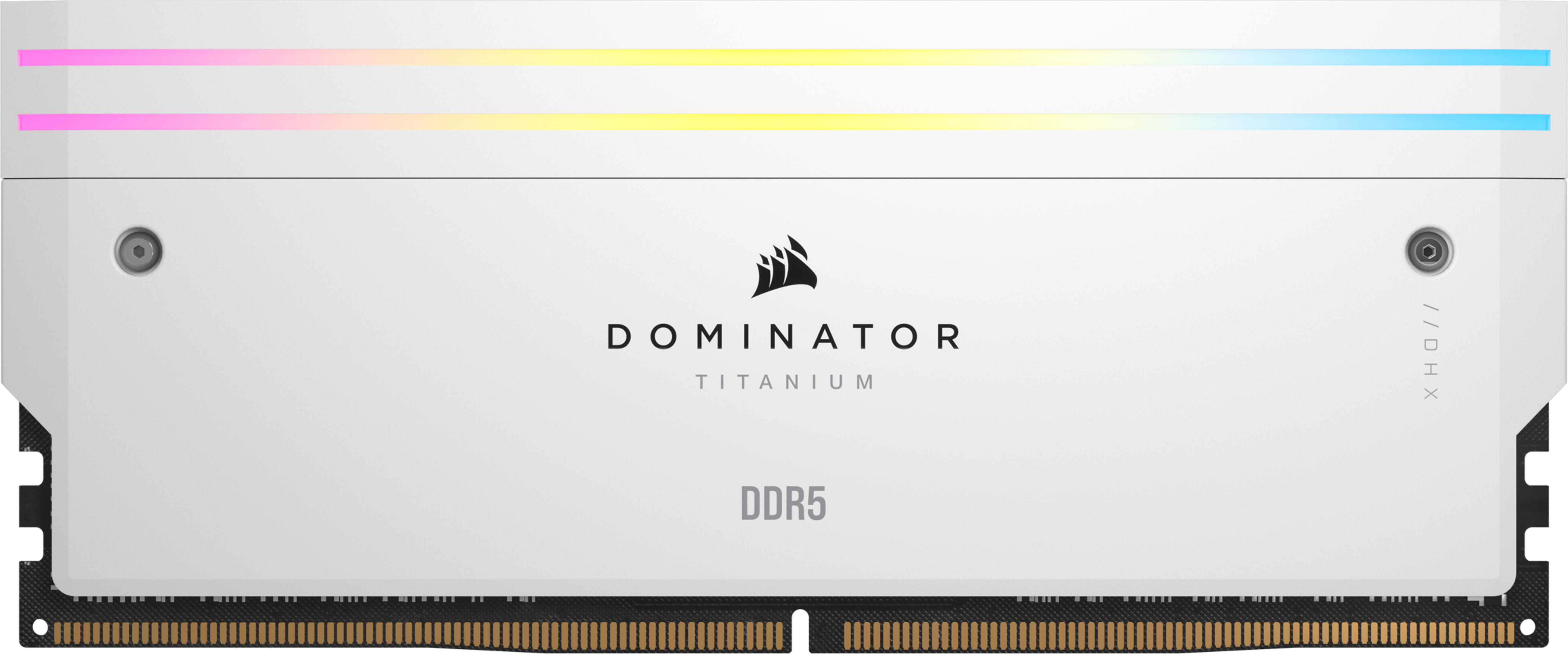 Biały moduł RAM DDR5 z podświetleniem RGB, logo Corsair i napisem Dominator Titanium.