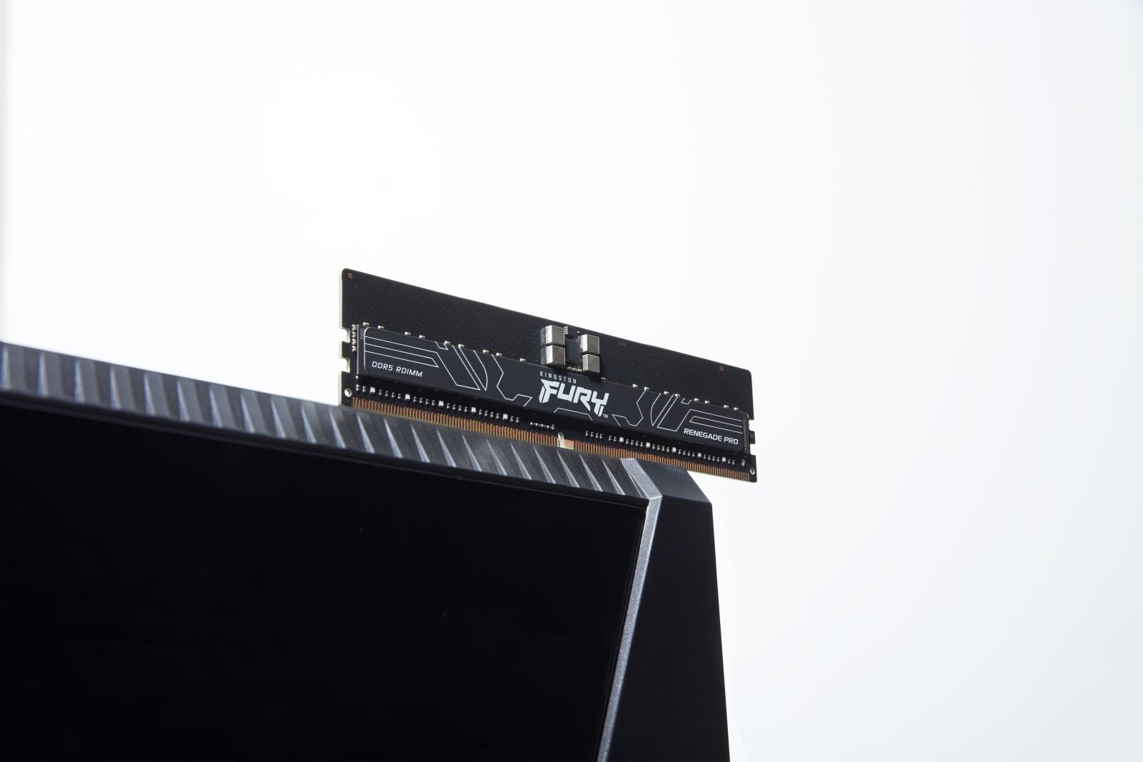 Ein schwarzer Kingston FURY Renegade Pro DDR5 RDIMM sitzt auf einer schwarzen abgeschrägten Oberfläche.