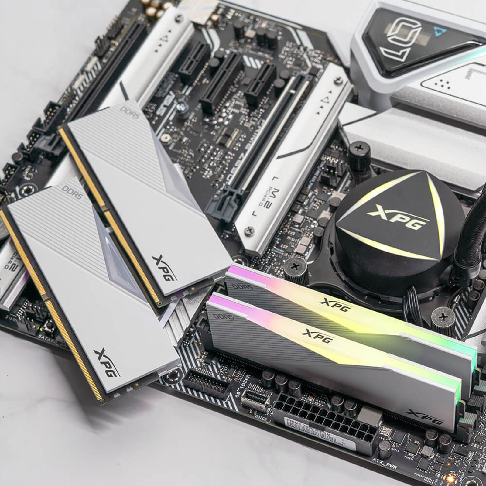 DDR5 RAM modülleri ve XPG CPU soğutuculu bilgisayar anakartı.