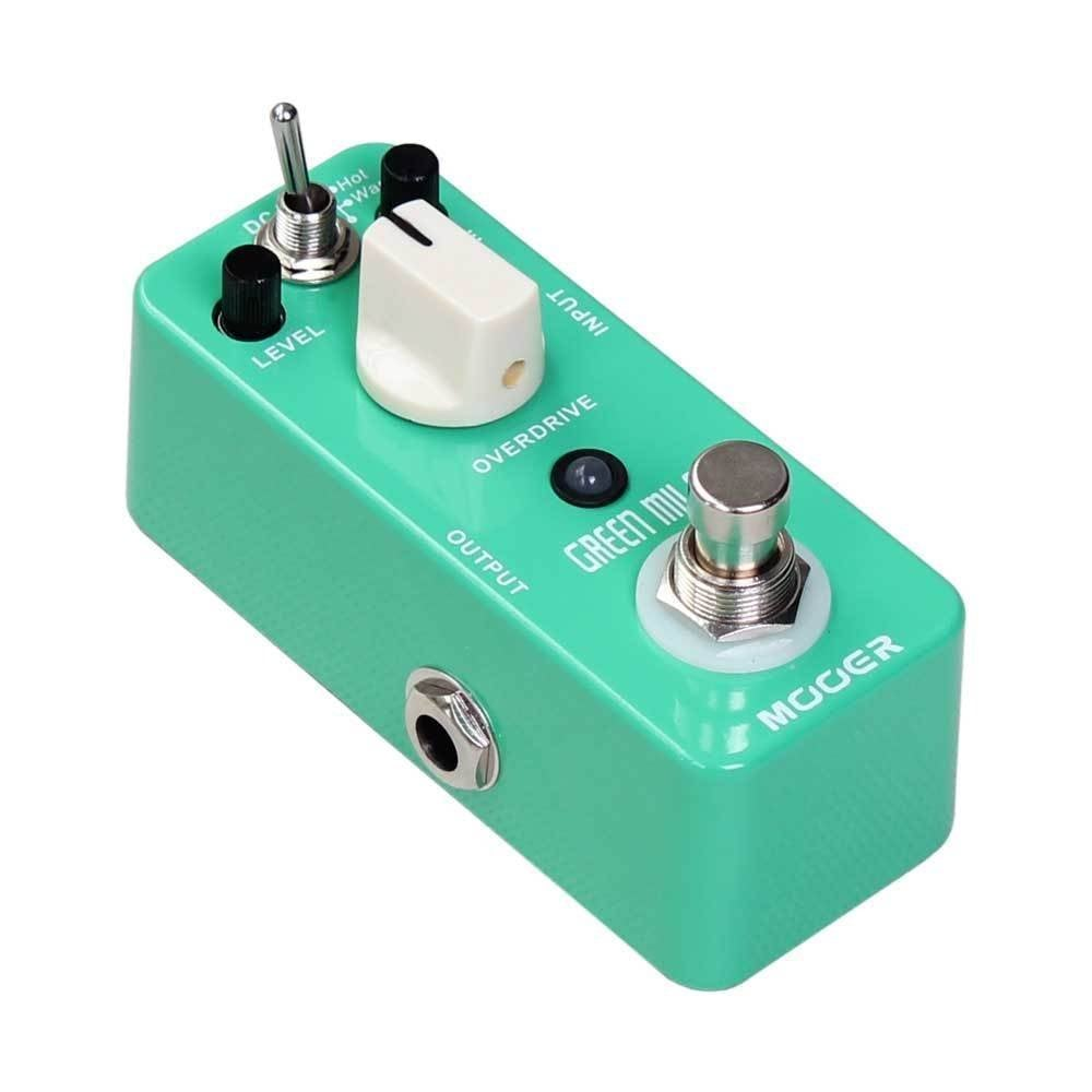 Beyaz düğmeli ve gümüş anahtarlı yeşil Mooer Green Mile overdrive gitar pedalı.