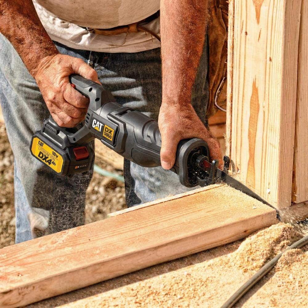 Bir kişi ahşap kesmek için sarı pilli siyah dekupaj testere kullanıyor.