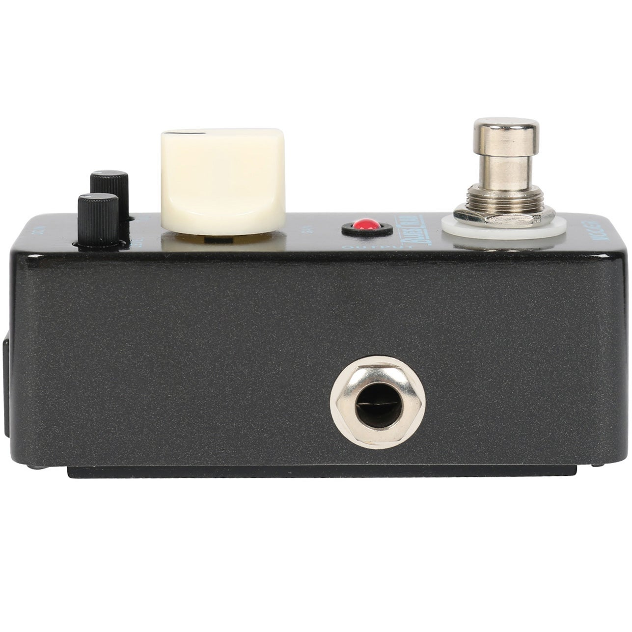 Üç düğmeli, kırmızı düğmeli ve metal ayaklı anahtarlı siyah stompbox.