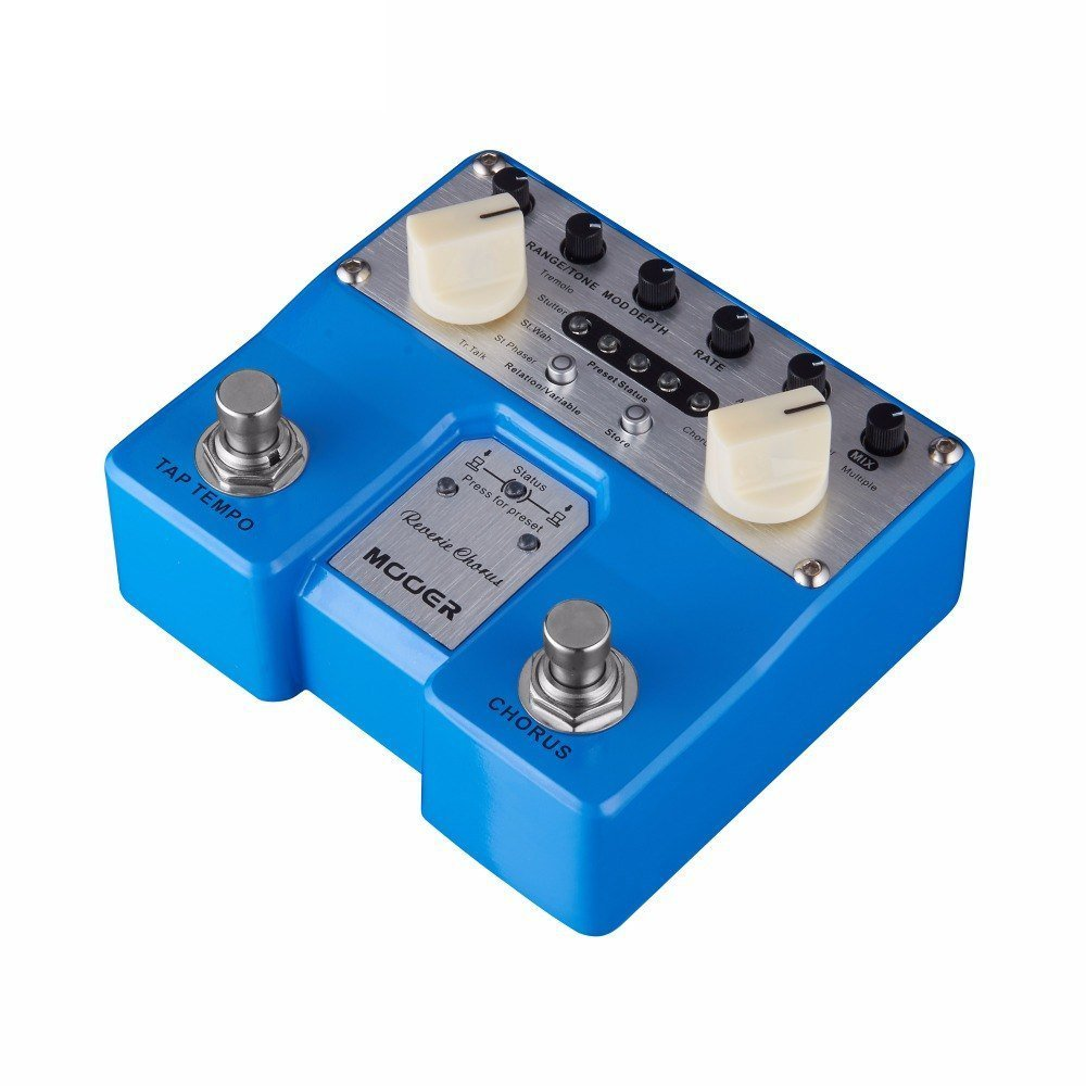Gümüş aksanlar ve beyaz düğmelerle mavi bir Mooer Reverie Chorus gitar pedalı.