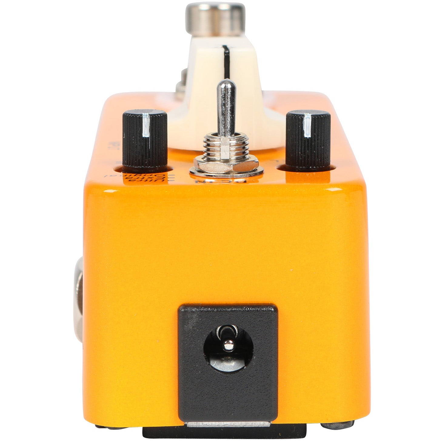 İki siyah düğme ve bir anahtarlı turuncu stompbox. Önde güç girişi.