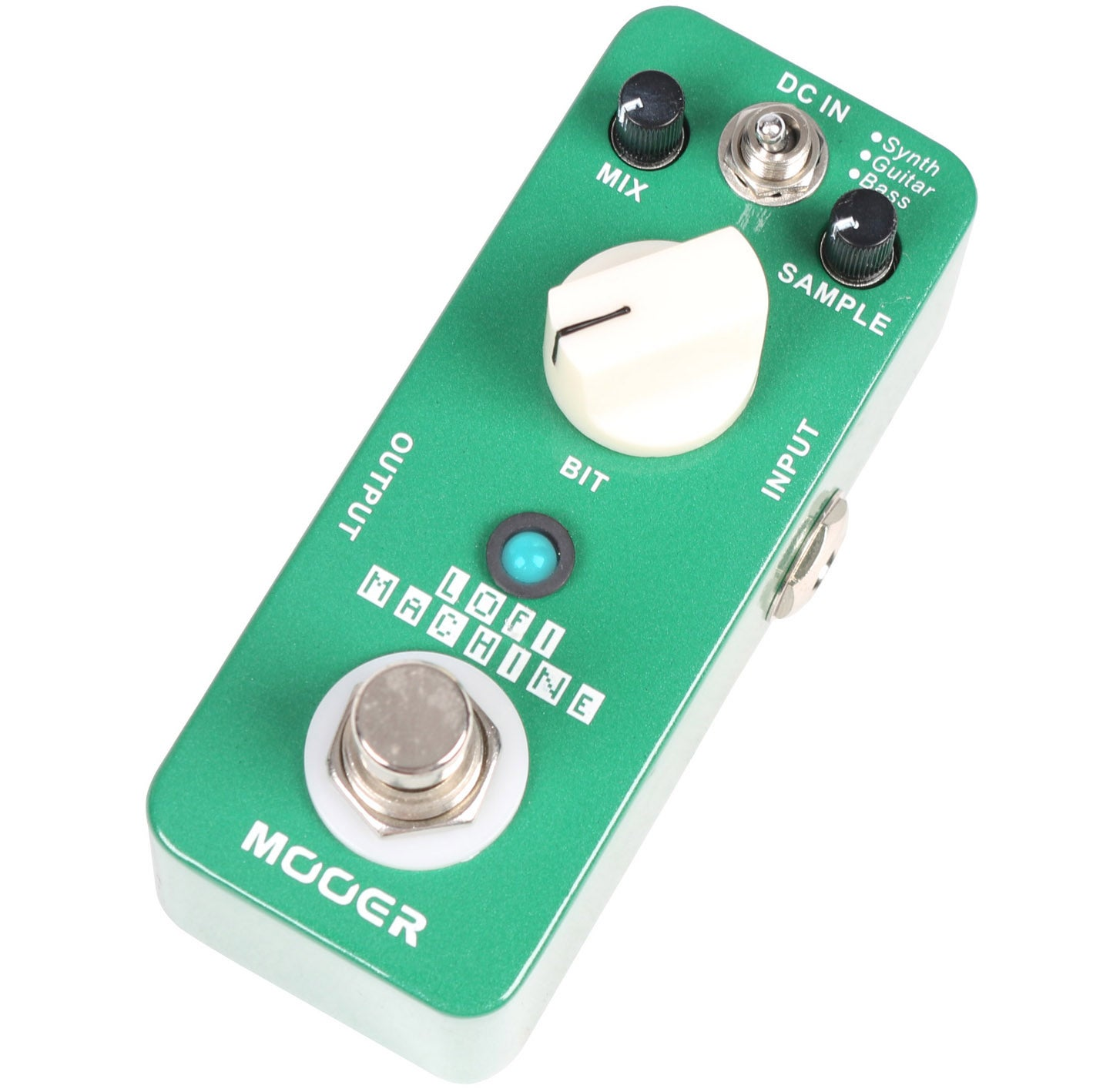 Beyaz düğmeli, ayak pedallı ve etiketli yeşil MOOER LoFi Machine gitar pedalı.