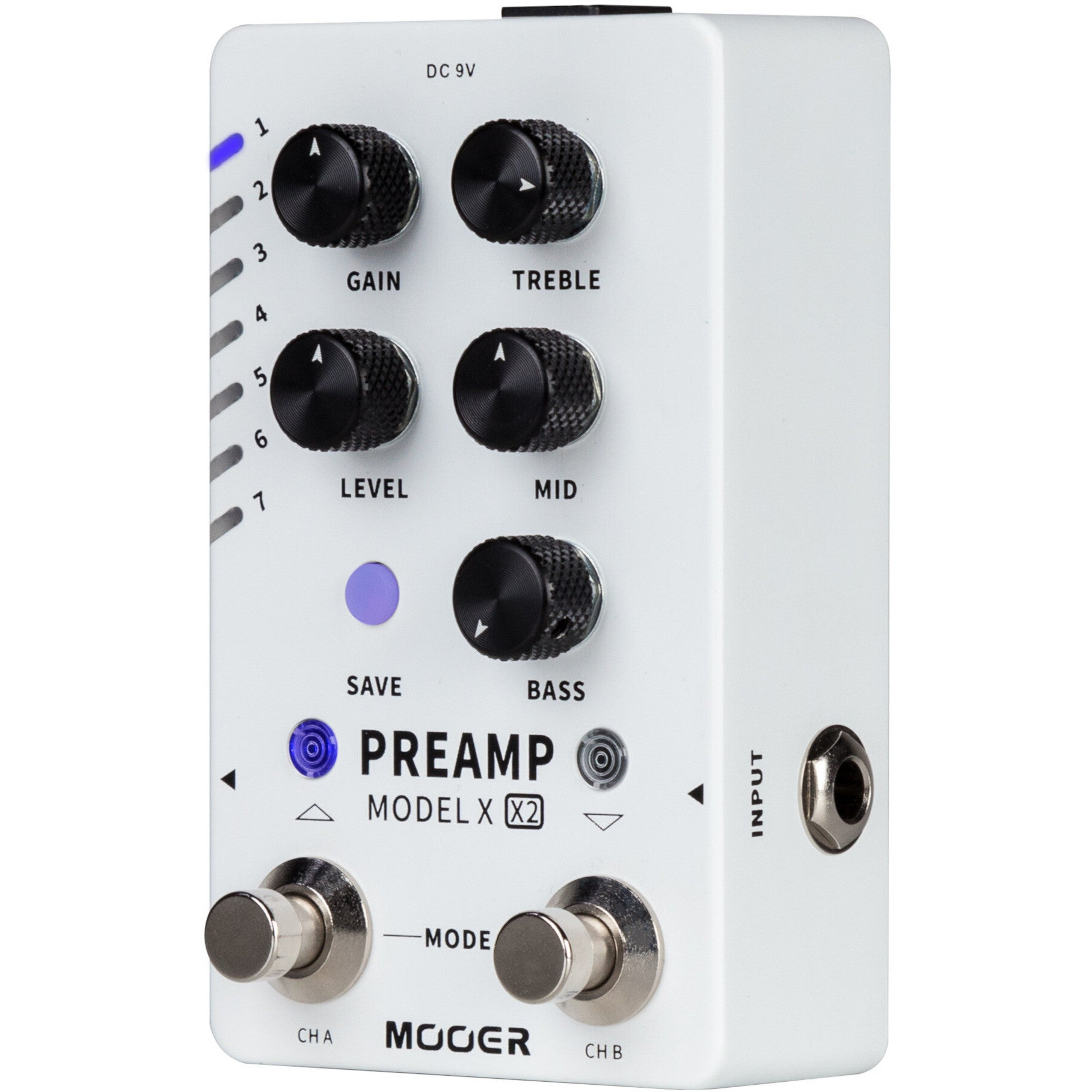 Gain, Treble, Level, Mid, Bass düğmeli beyaz Mooer Preamp Model X2 pedal.