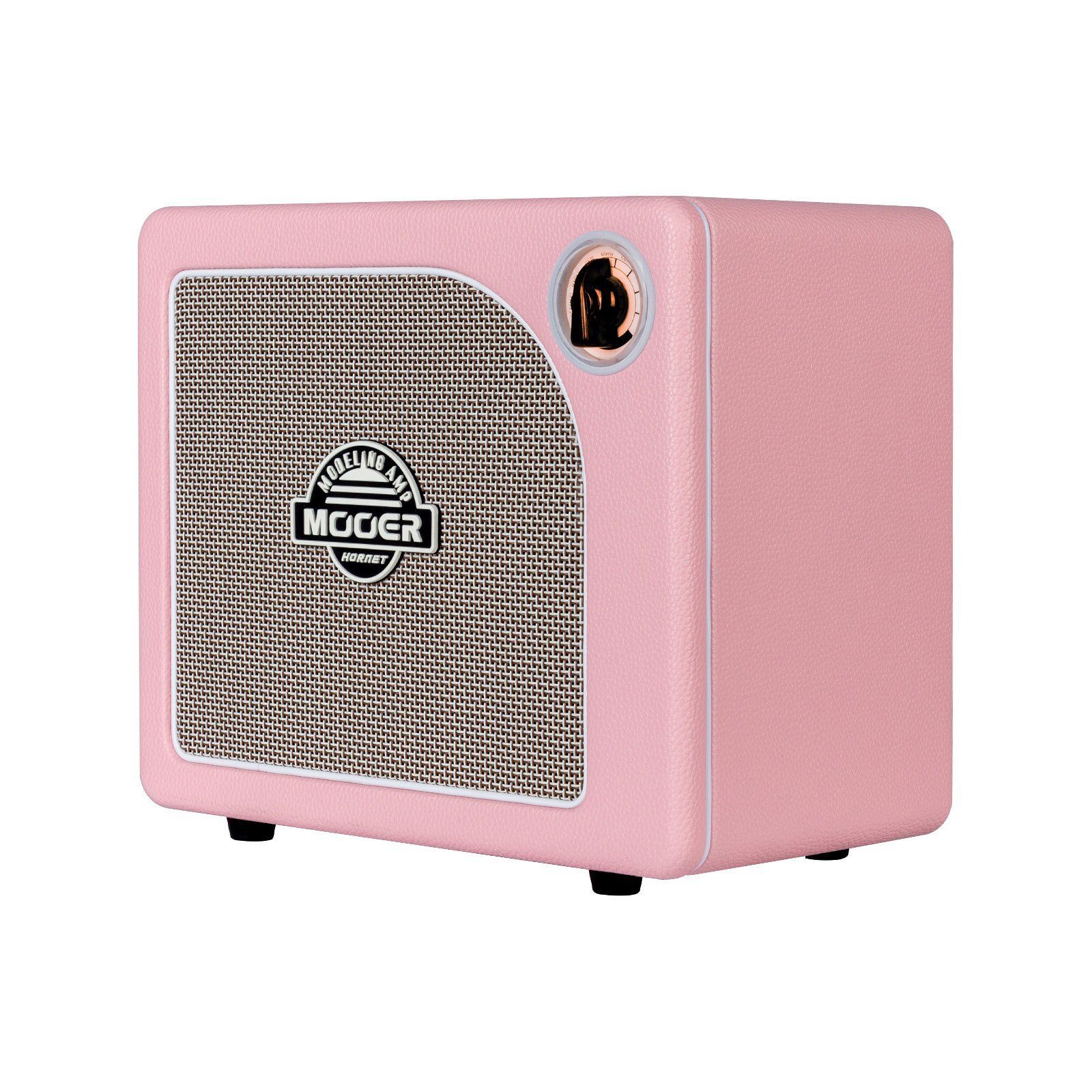 Gümüş hoparlör ızgaralı ve siyah logolu pembe gitar amfisi.