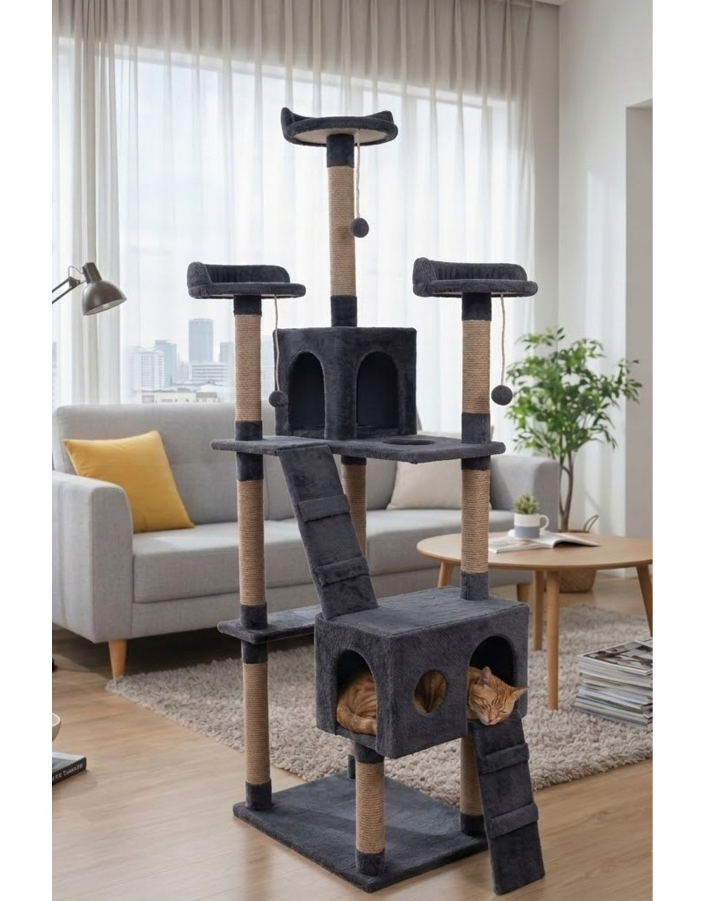 Hamaklı ve saklanma yerli çok katlı kedi ağacı oturma odasında.