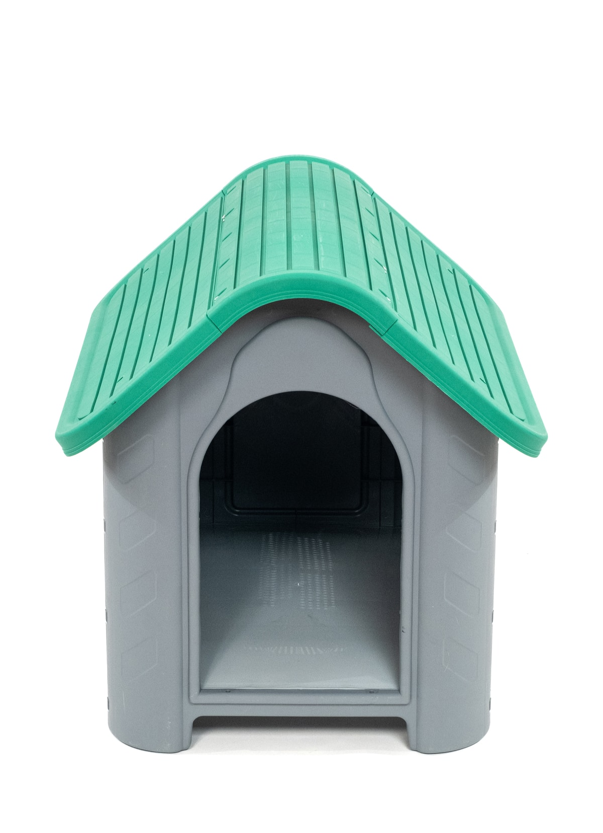 Yeşil çatılı gri köpek kulübesi, beyaz arka planda.