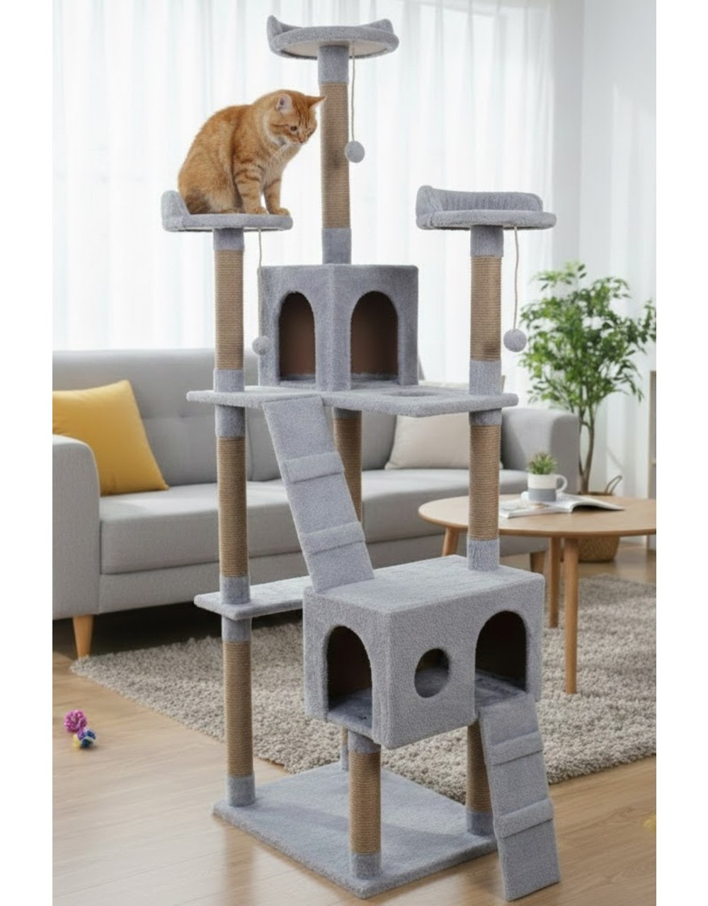 Turuncu bir kedi, sisal ile kaplı gri, çok katlı bir kedi ağacında oturuyor.