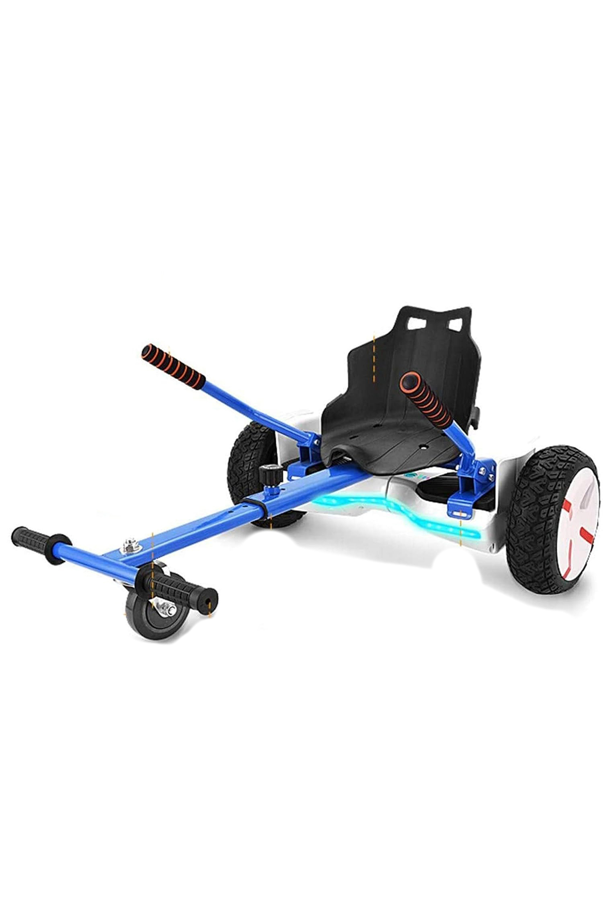 Beyaz arka planda siyah koltuklu ve tekerlekli mavi go-kart aparatı.