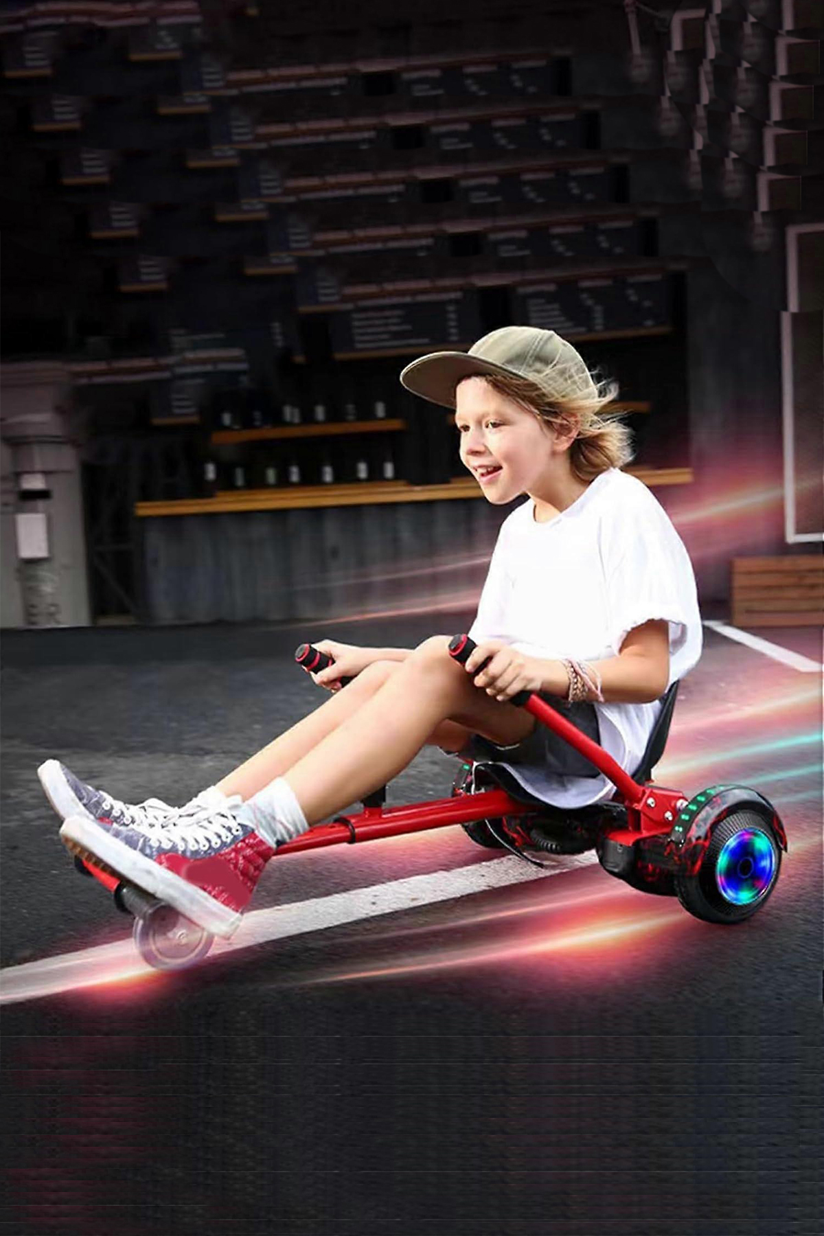 Işıklı tekerlekli kırmızı hoverboard drift scooter süren bir çocuk.