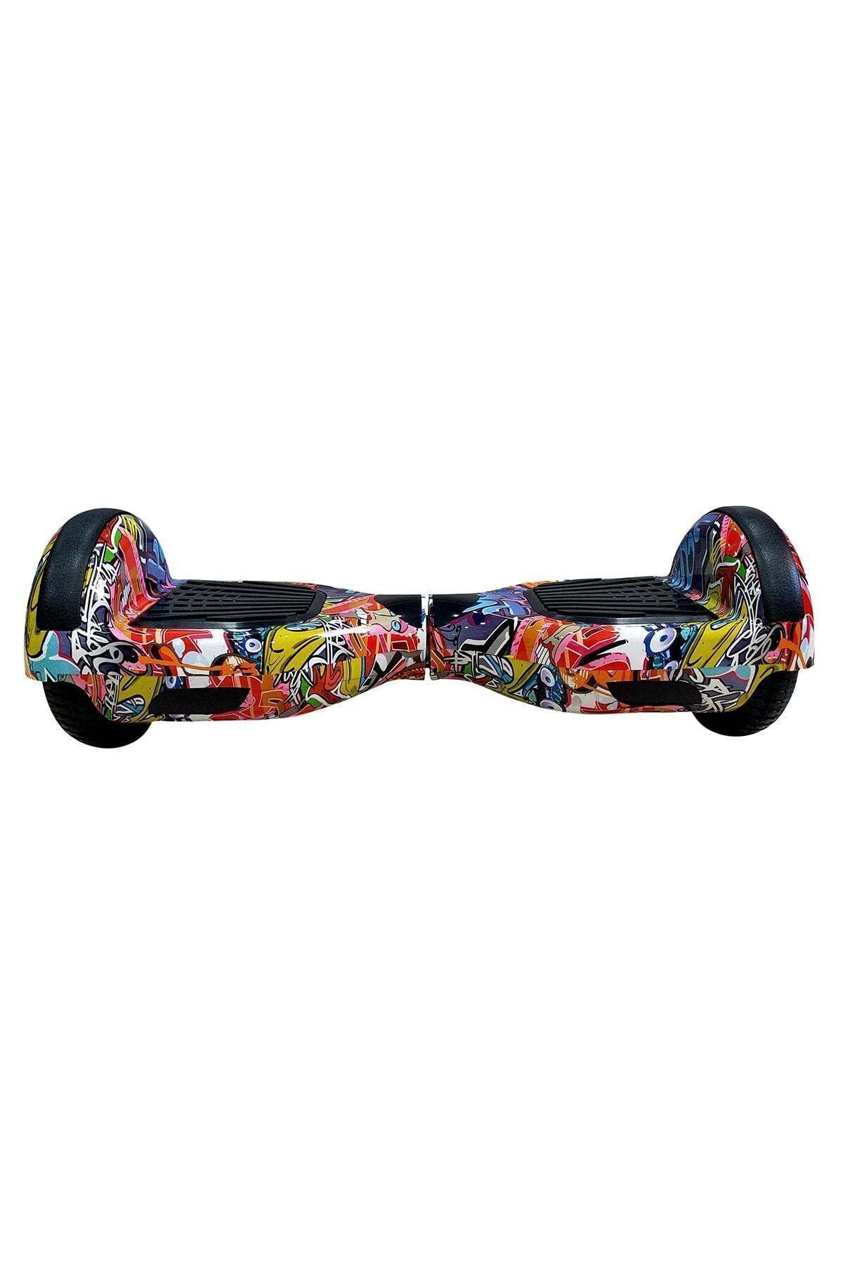 Beyaz arka plan üzerinde grafiti tasarımlı bir hoverboard.
