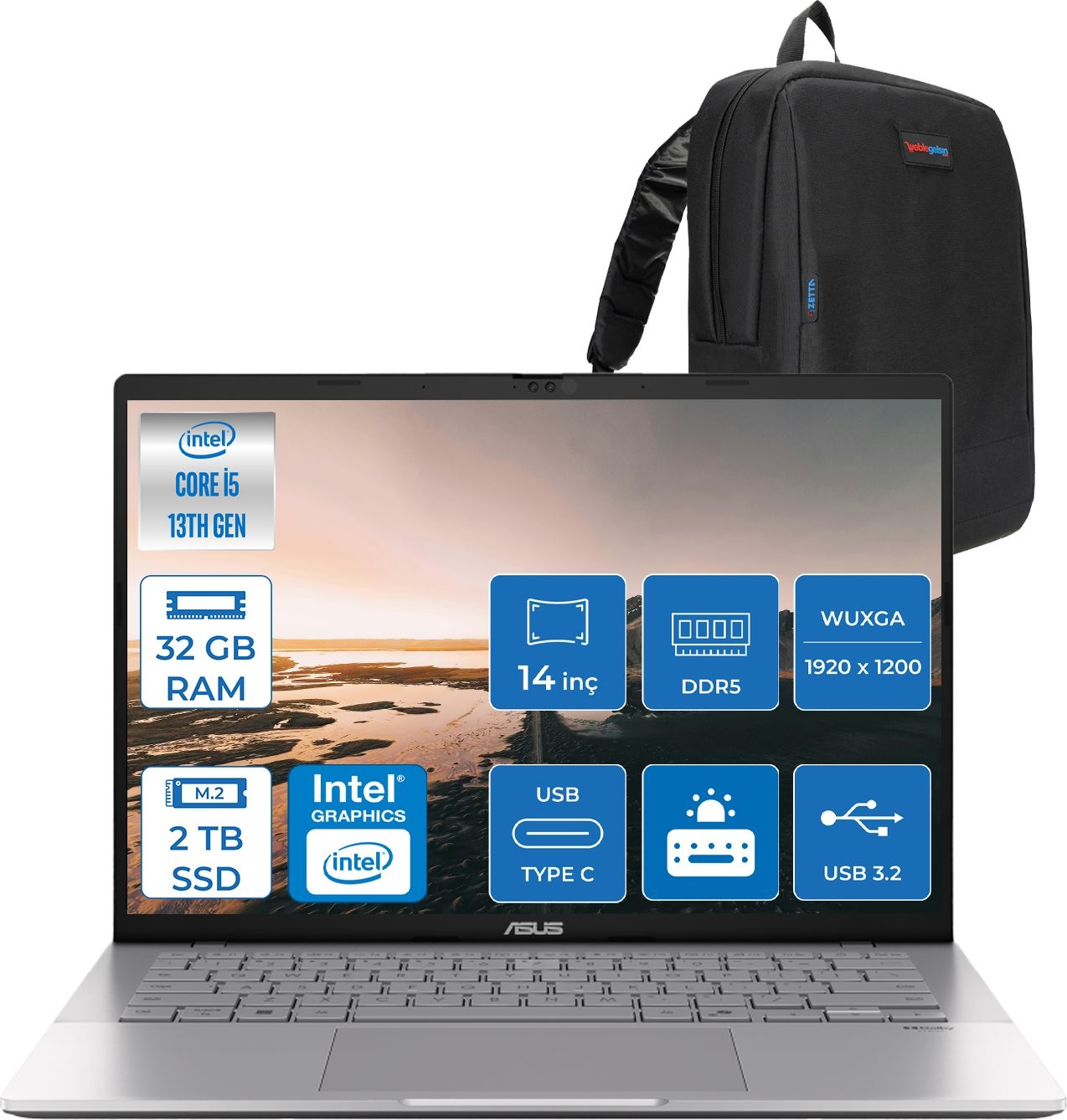 Ekranında özellikler bulunan gümüş laptop. Arkasında siyah sırt çantası.