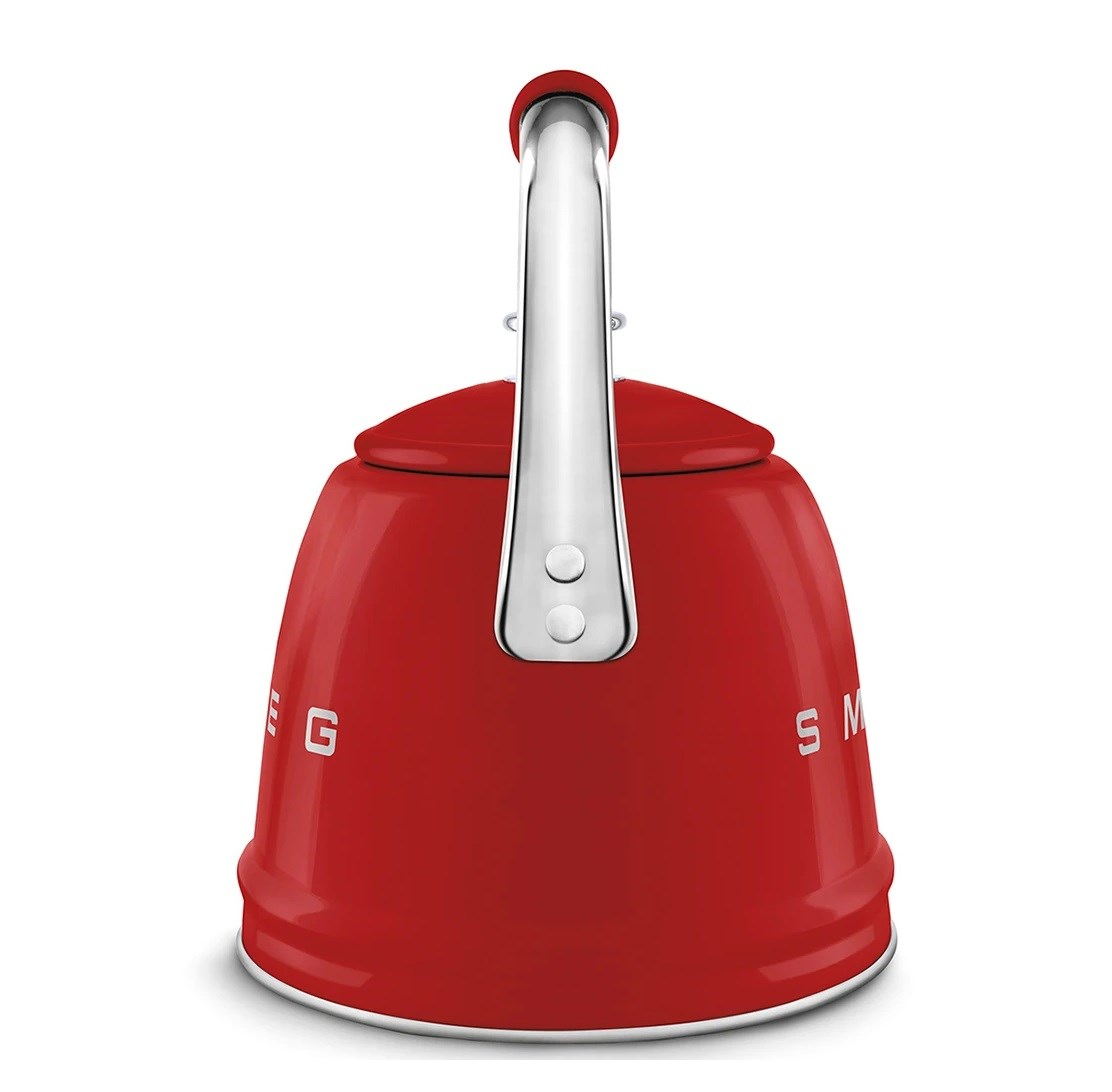 Gümüş saplı kırmızı su ısıtıcısı. Yan tarafında SMEG logosu görünür.