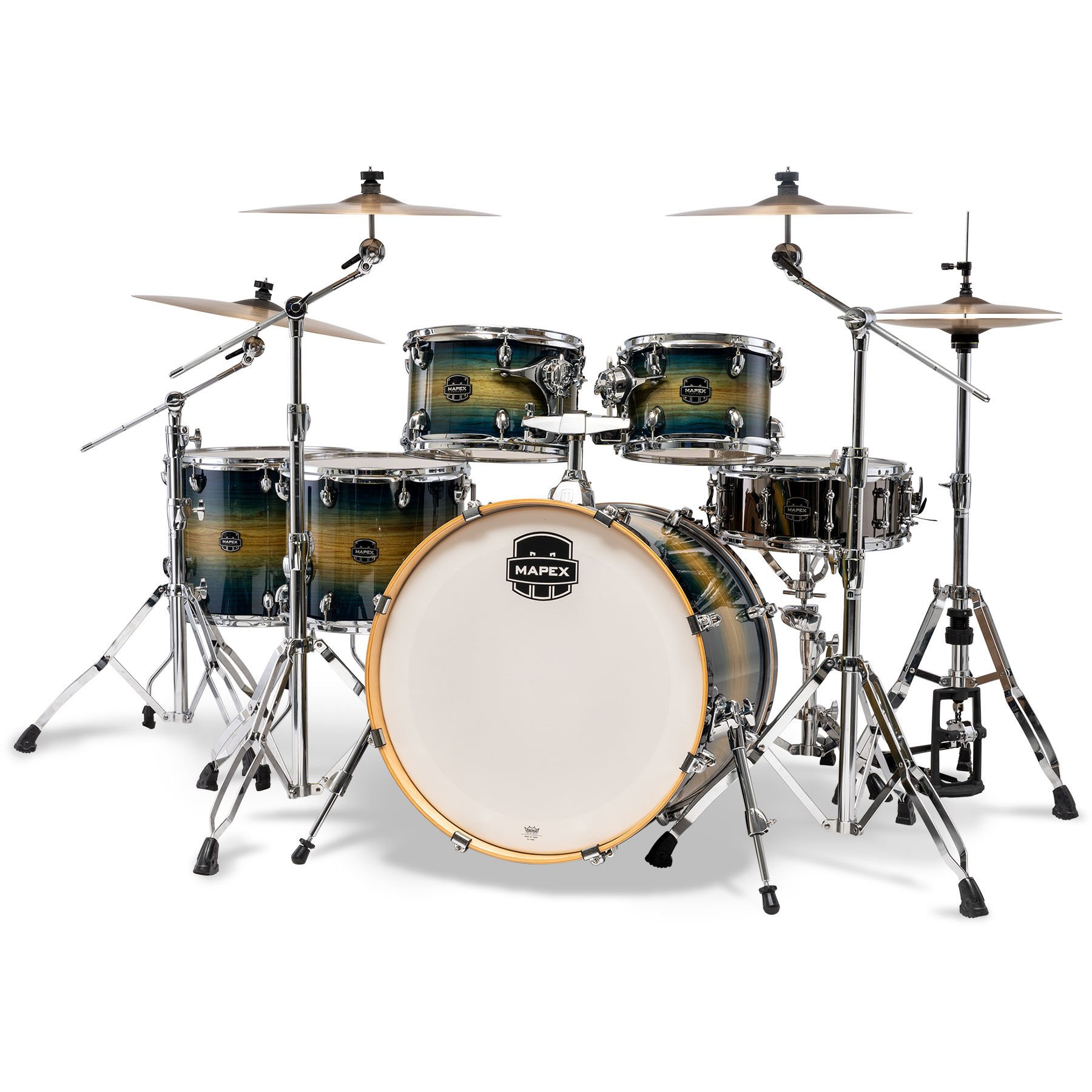 Mavi ve altın rengi davullar, ziller ve sehpalar içeren bir Mapex bateri seti.