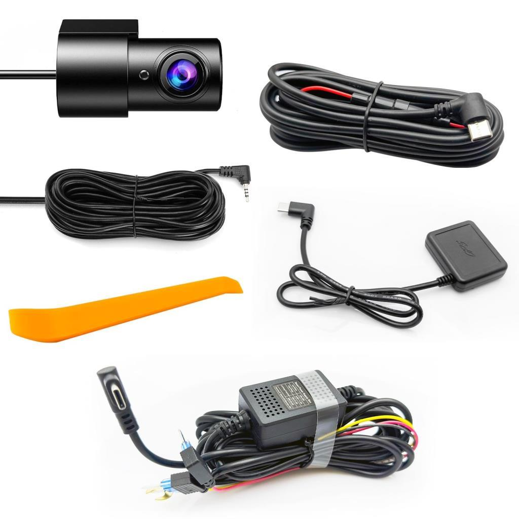 Dashcam aksesuarları: kamera, kablolar, GPS modülü, alet ve güç kablosu.