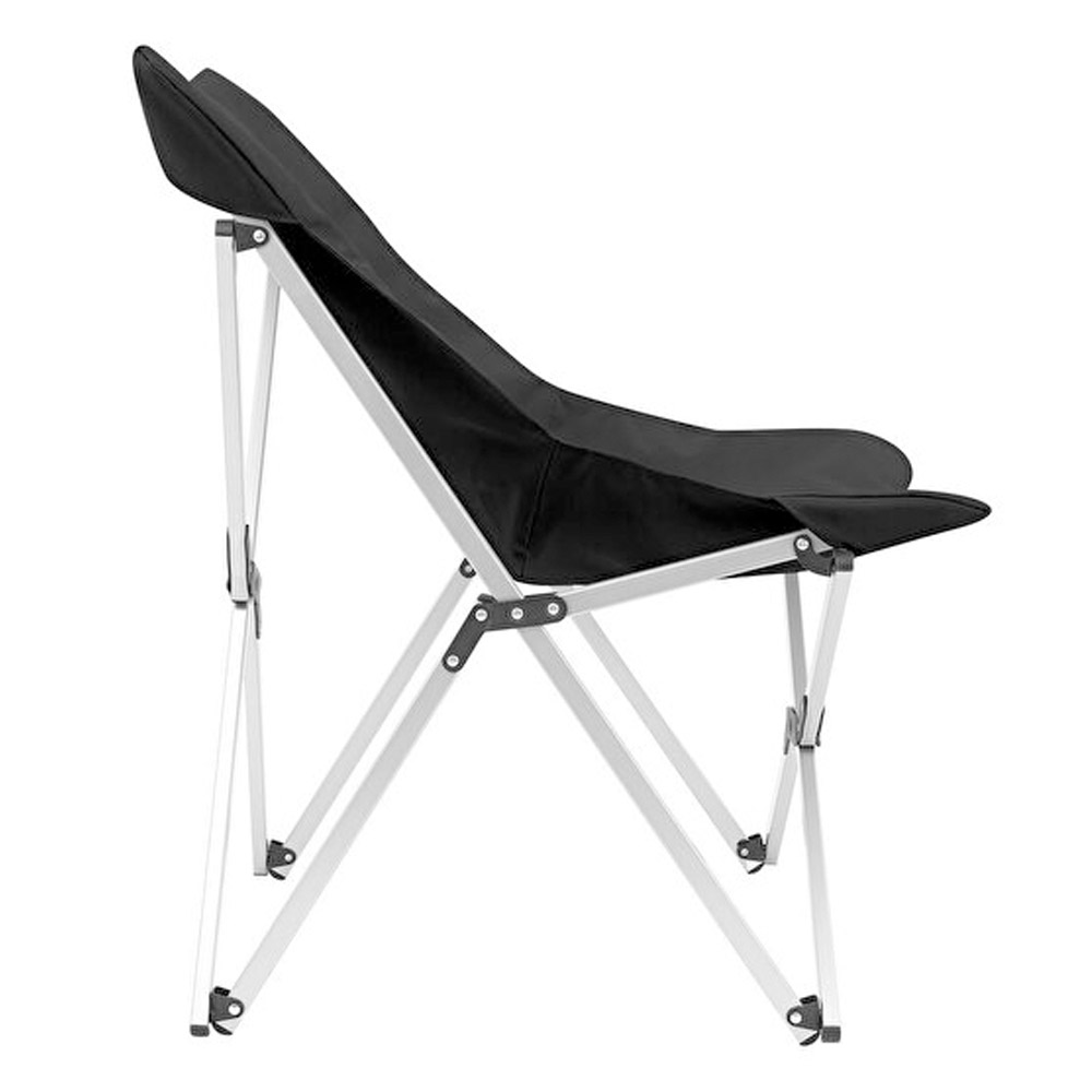 Gümüş metal iskeletli, yandan görünümüyle siyah katlanır kelebek sandalye.