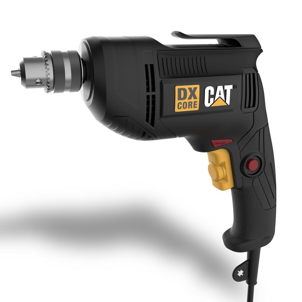 Beyaz arka plan üzerinde sarı tetik ve kırmızı düğmeli siyah CAT DX CORE matkap.