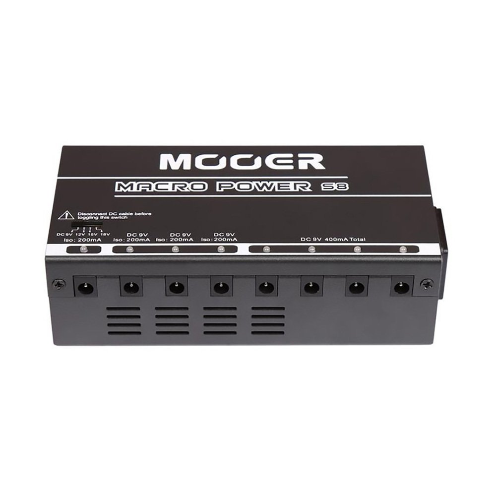 8 DC çıkışlı ve havalandırmalı siyah Mooer Macro Power S8 güç kaynağı.
