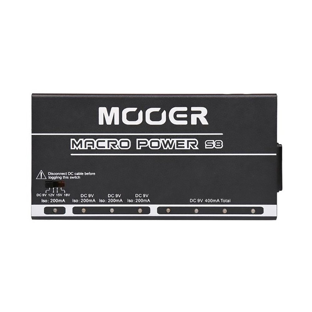 Çıkış özellikleri ve uyarı etiketi olan siyah Mooer Macro Power S8 pedalı.