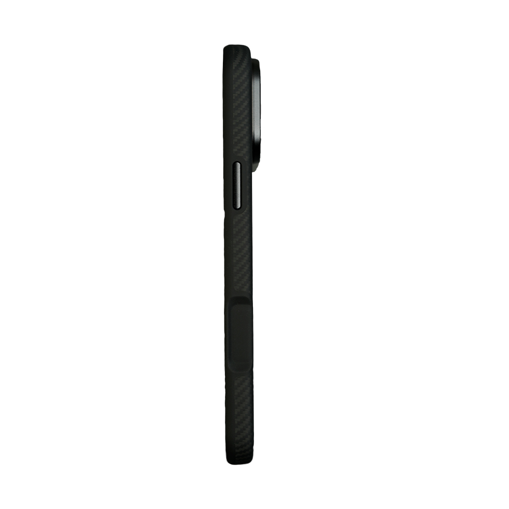 Karbon fiber kılıflı siyah telefon, beyaz arka planda yan görünüm.