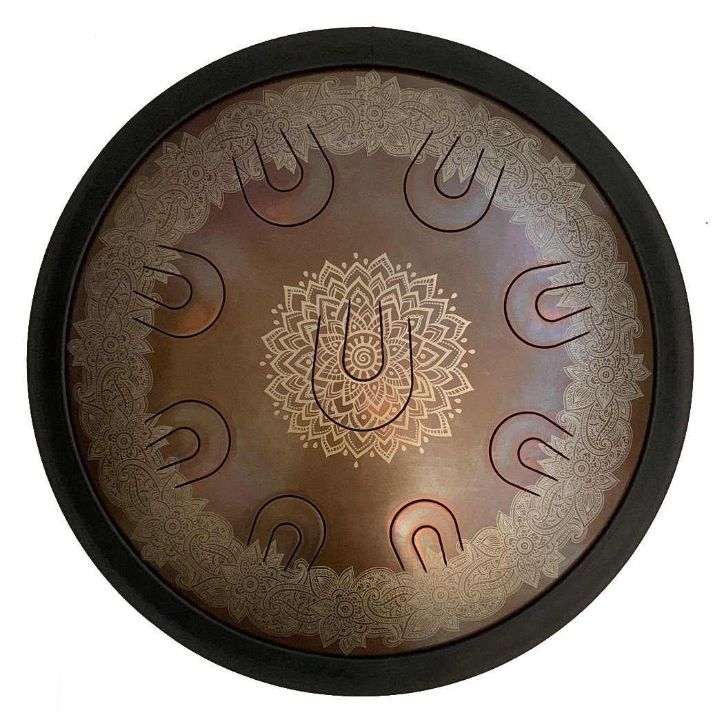 Mandala ve çiçek oymalı bronz el davulu.