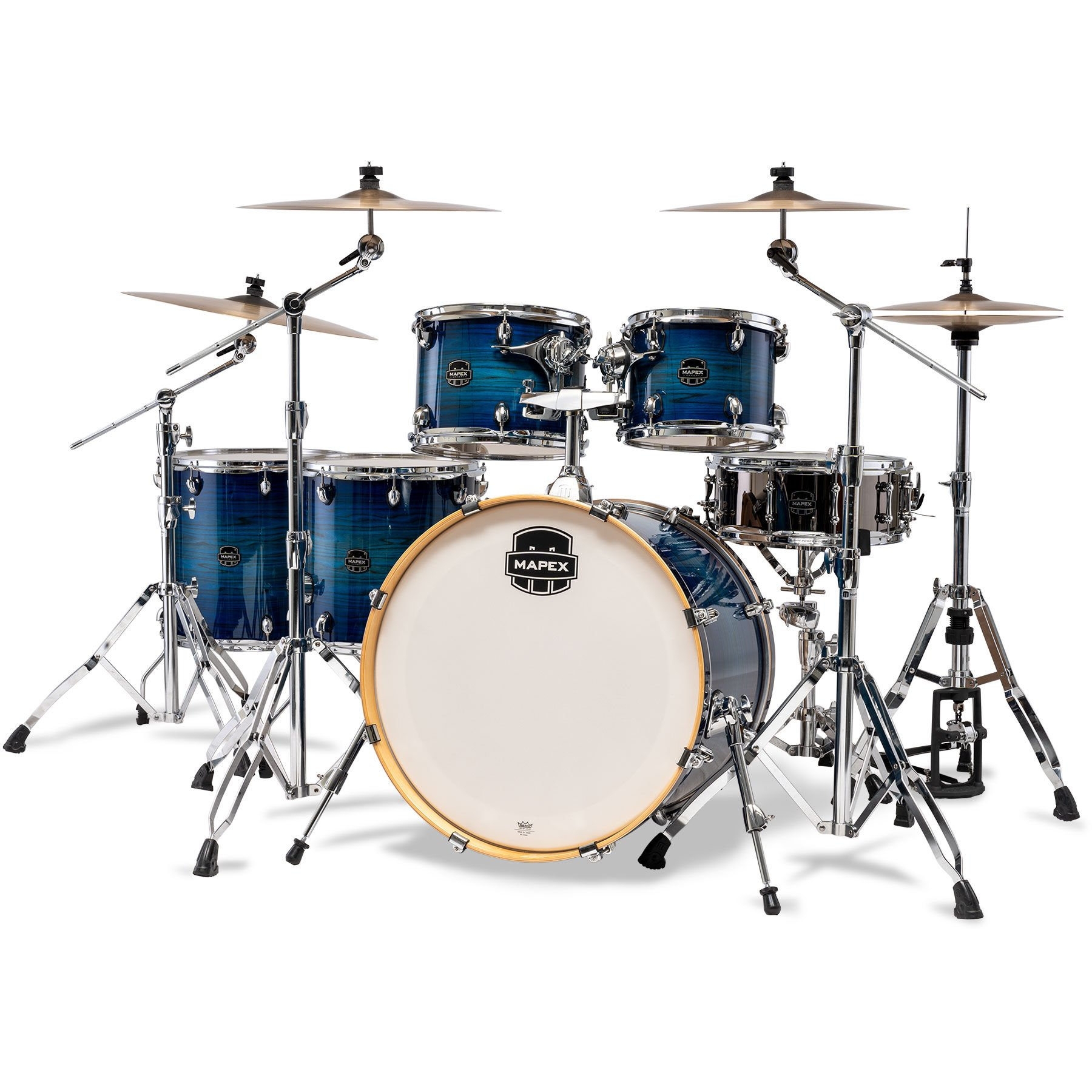 Mavi ahşap damarlı, krom donanımlı ve zilli bir Mapex davul seti.