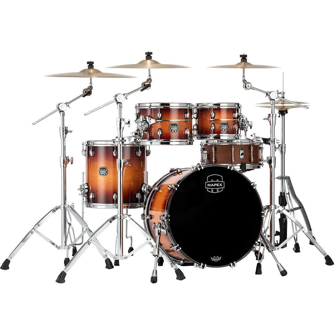Ahşap kaplamalı ve krom donanımlı Mapex davul seti, beyaz arka plan üzerinde.