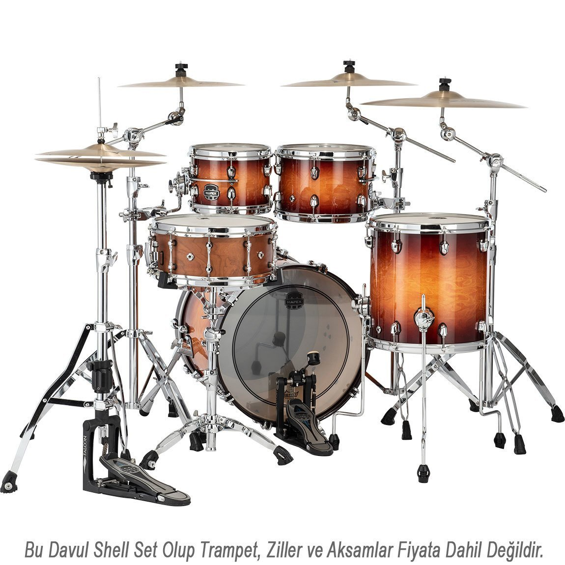 Toms, bas davul ve zilleri olan bir Mapex davul seti. Ahşap kaplama.