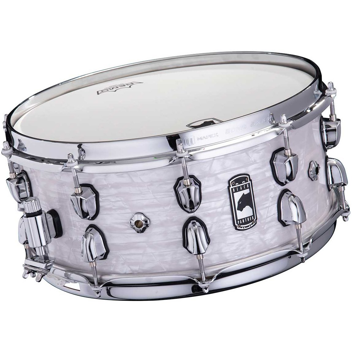 Siyah logolu, krom donanımlı beyaz bir Mapex Black Panther trampet davul.