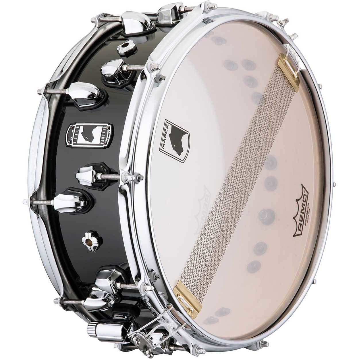 Gümüş kasnaklı ve Mapex logolu siyah trampet.
