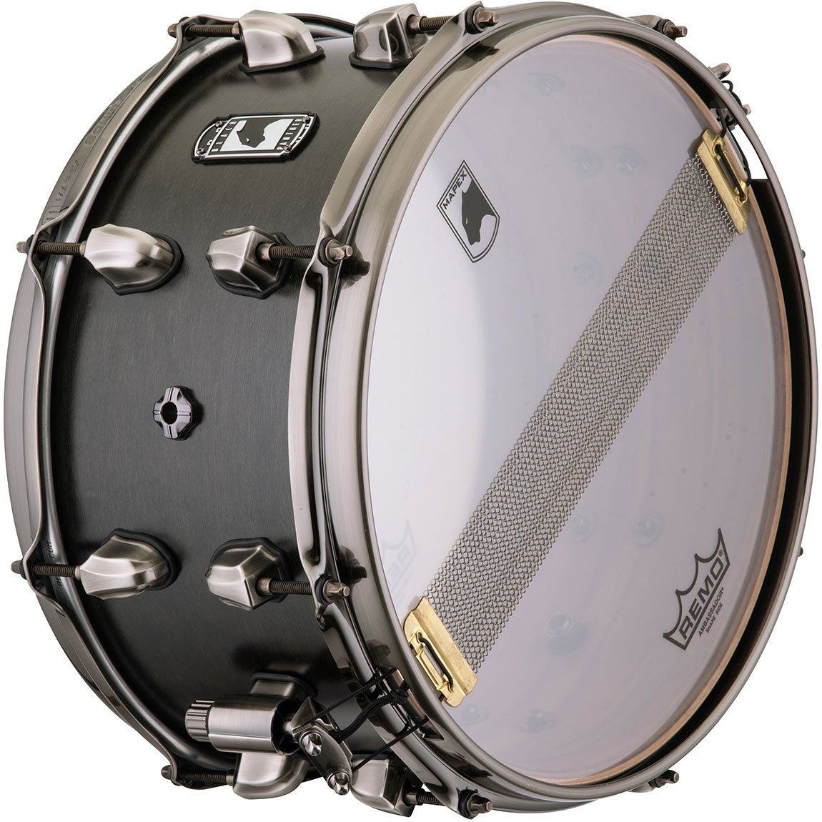 Gümüş kenarlı ve beyaz derili koyu gri Mapex trampet. Mapex logosu bulunur.