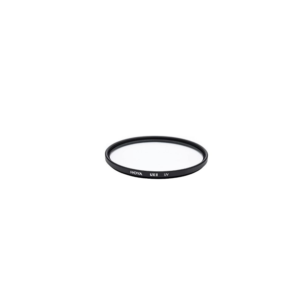 Beyaz arka plan üzerinde siyah kenarlı dairesel HOYA UX II UV kamera lens filtresi.