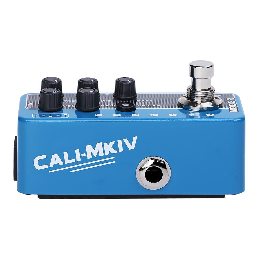 CALI-MKIV etiketli mavi gitar efekt pedalı, dört düğmeli ve ayak pedallı.