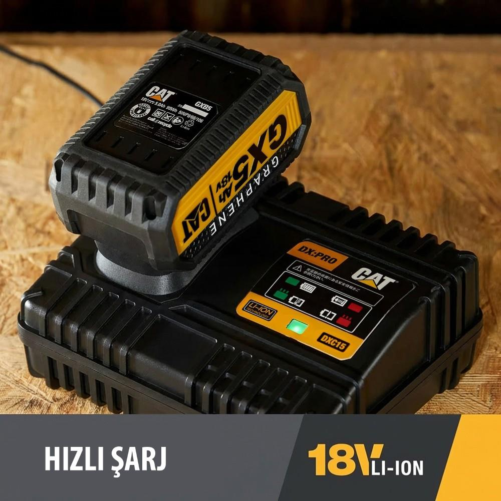 CAT 18V Li-Ion akü DXC15 şarj cihazında, yeşil şarj göstergesi ile.
