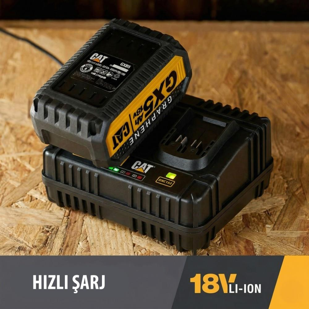CAT 18V Graphene pil şarj cihazında. Arka planda ahşap yüzey.