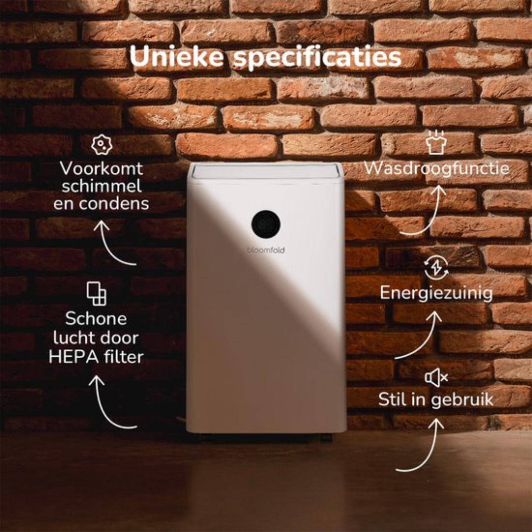 Een witte luchtreiniger met Nederlandse tekst, op houten vloer tegen bakstenen muur.