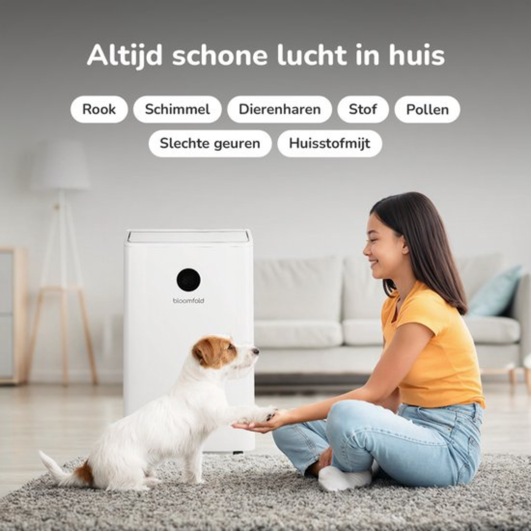 Een meisje en een hond zitten op een kleed voor een luchtreiniger.