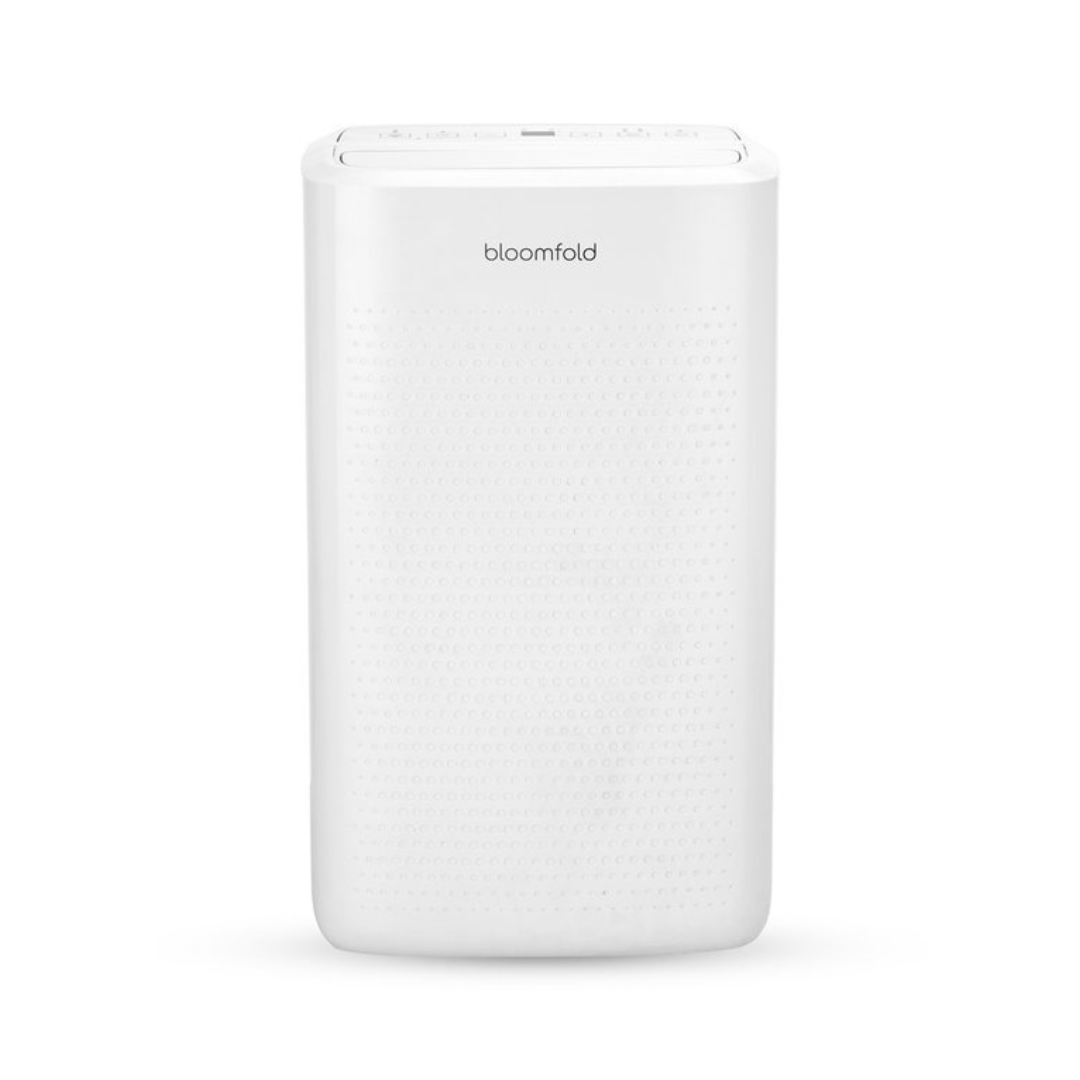 Een witte Bloomfold luchtreiniger met geperforeerd voorpaneel en bedieningsknoppen bovenop.